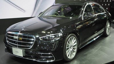 black Mercedes-Benz S 580 e luxury sedan displayed indoors with detailed front and side view