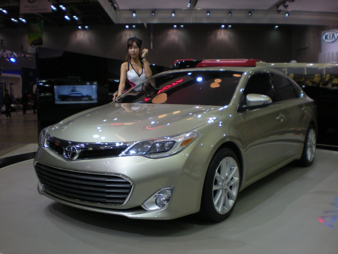 Front grille and headlight design of a mid-size sedan with spindle grille and sleek headlights