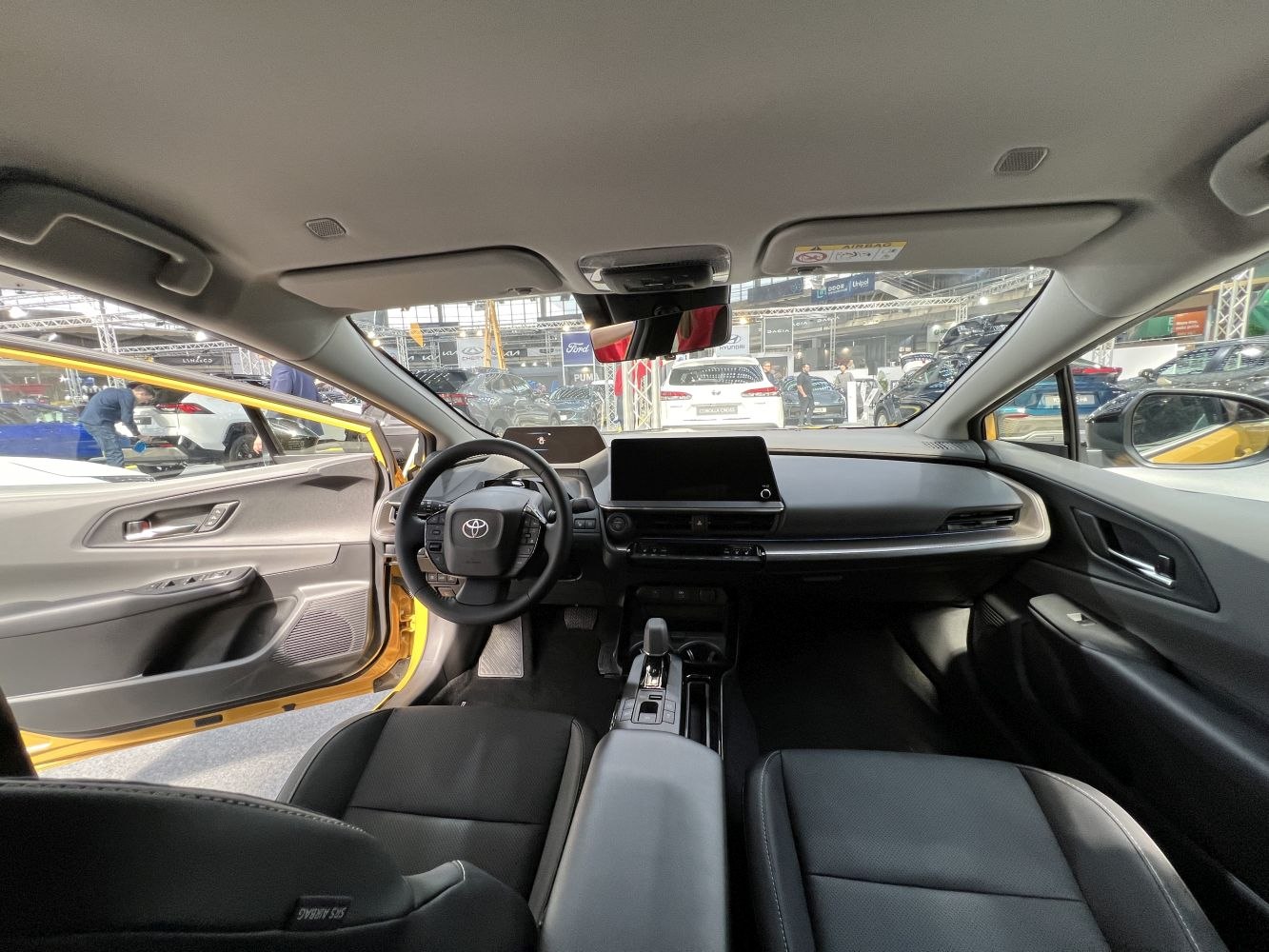 Digital dashboard, touchscreen display, steering wheel, modern interior design