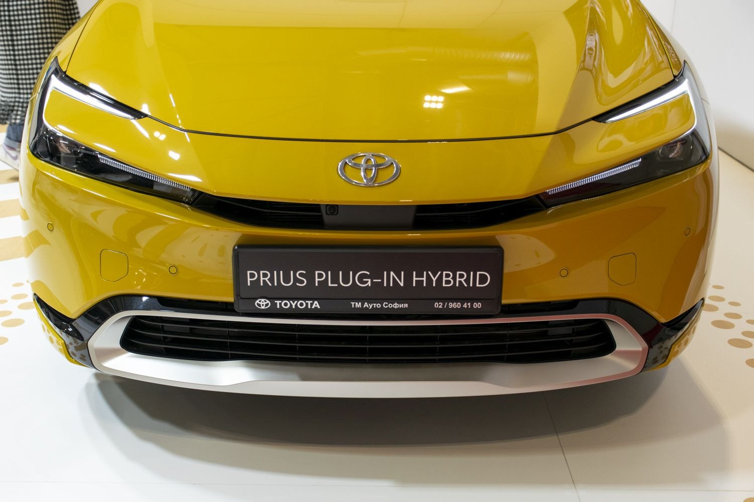 Front view with LED headlights and hybrid badge