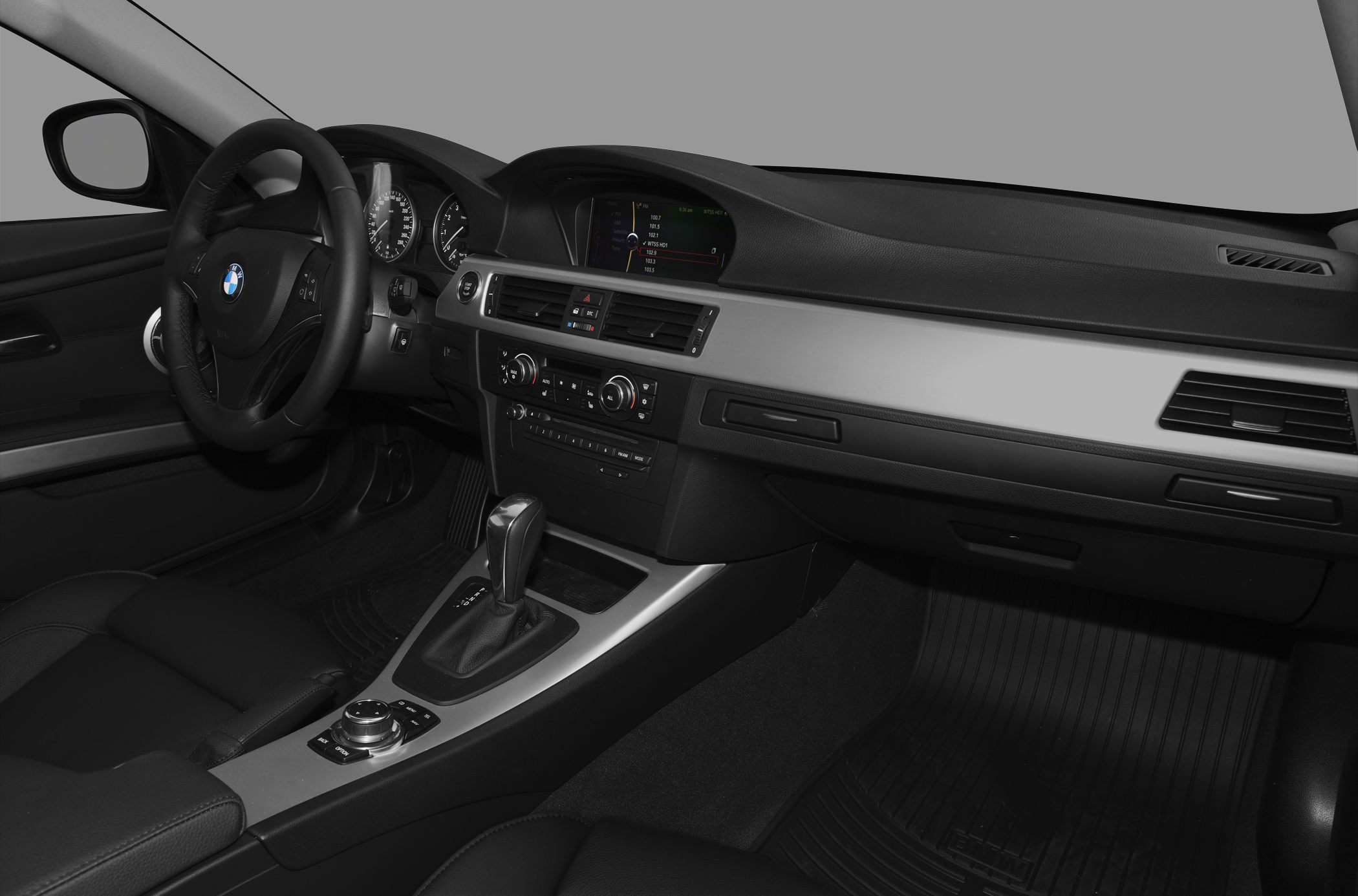 Dashboard, steering wheel, gear selector and infotainment controls