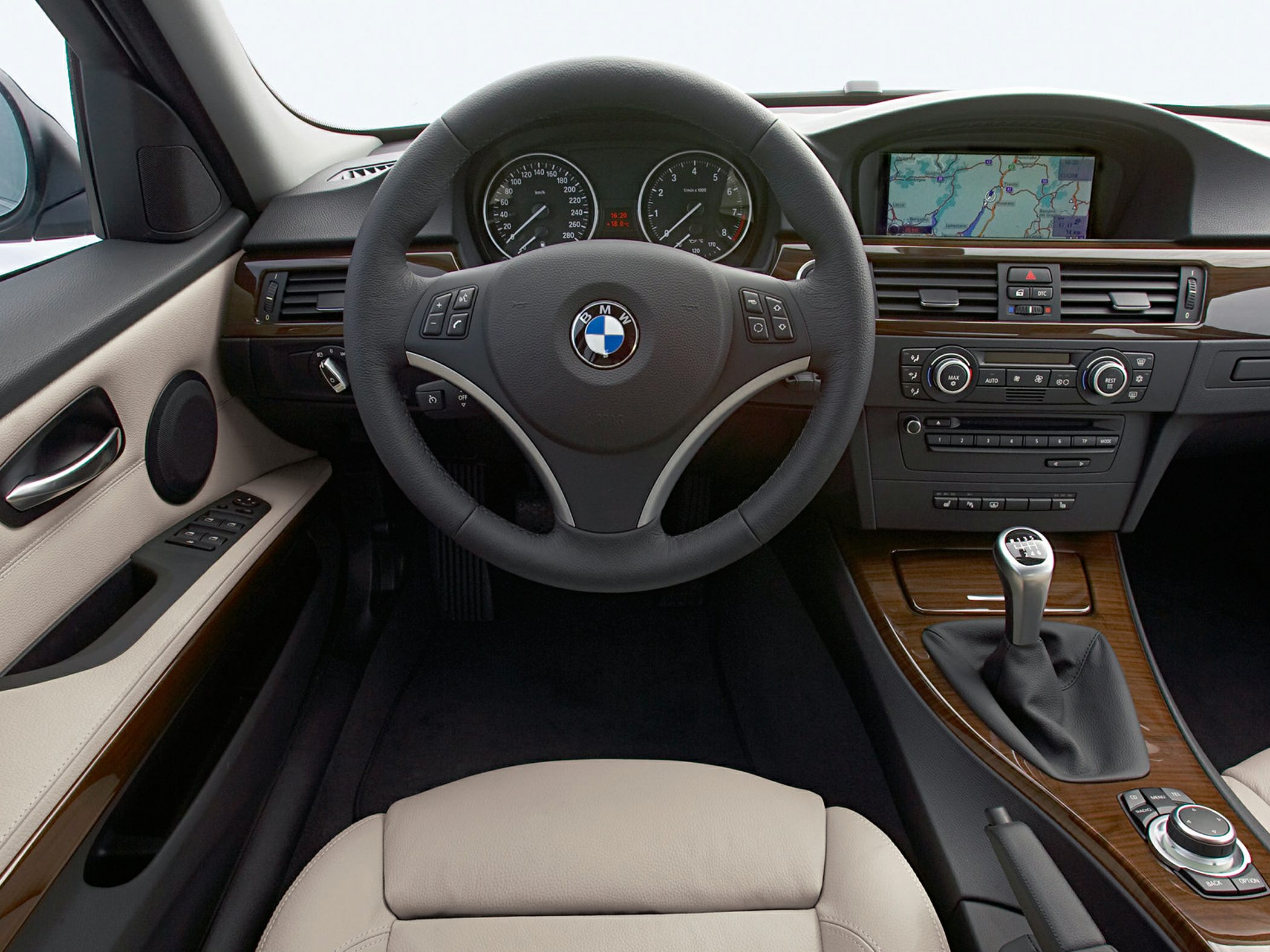 Dashboard, steering wheel, navigation, manual gear shift
