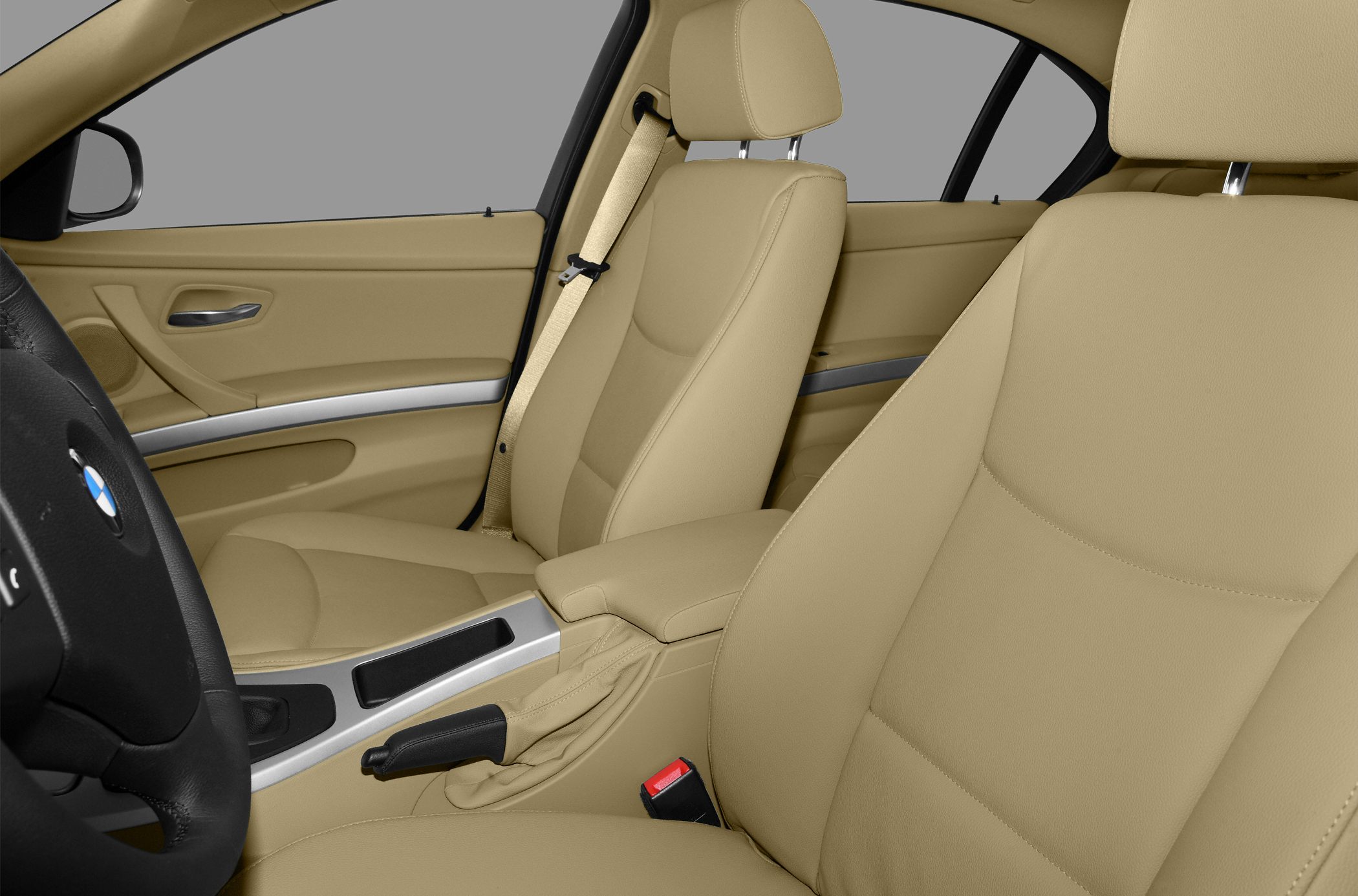 Beige leather front seats with armrest and manual handbrake