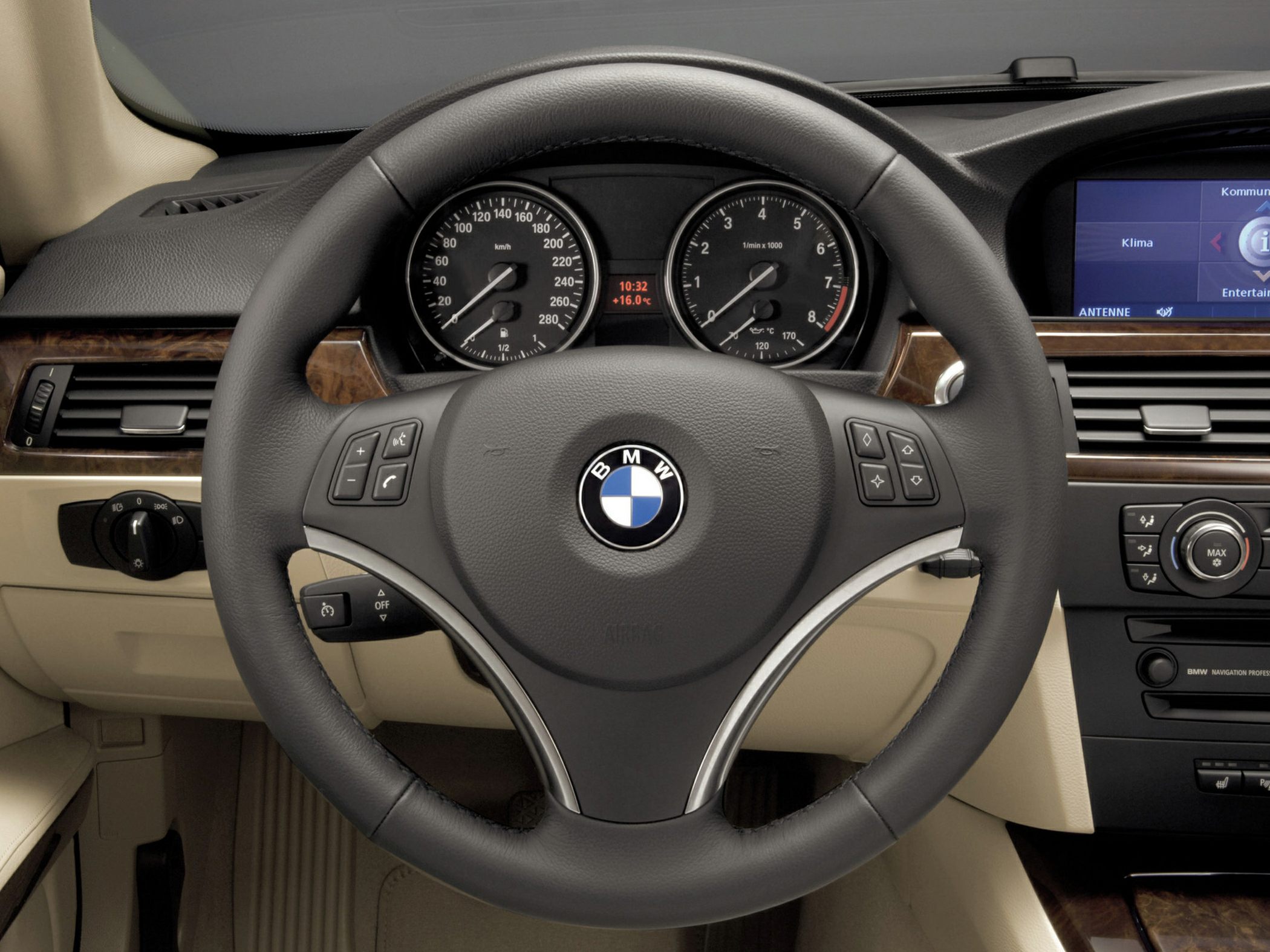 Steering wheel and dashboard with speedometer and tachometer