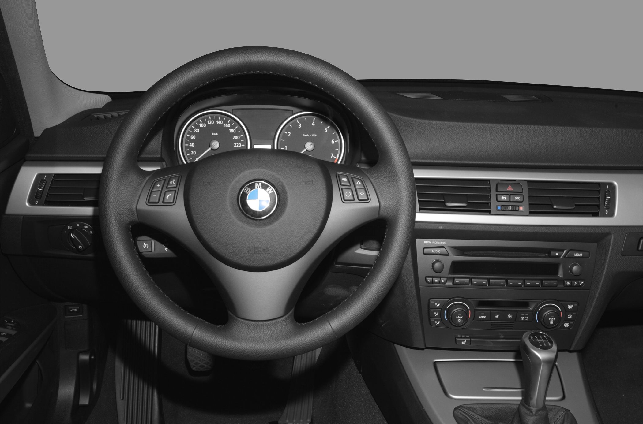Steering wheel, instrument cluster, and center console with manual gear shift