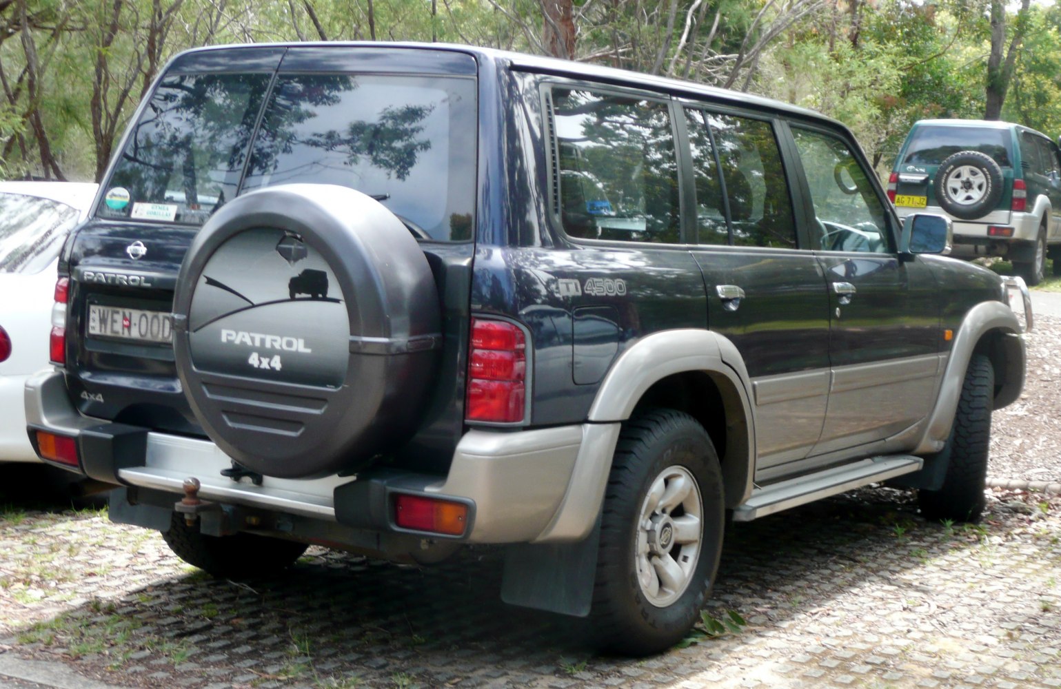 Rear side view with spare tire cover and 5-door design
