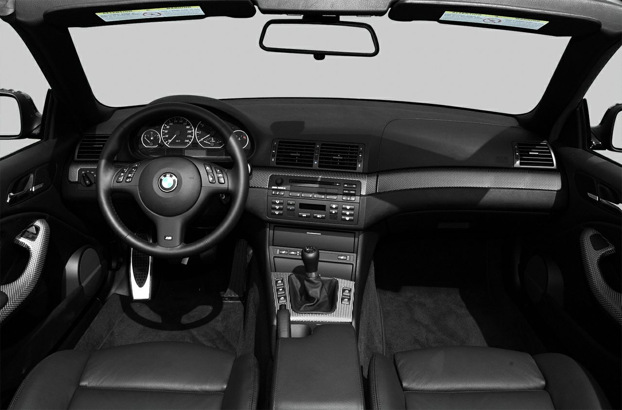 Dashboard, steering wheel, manual gearshift interior view
