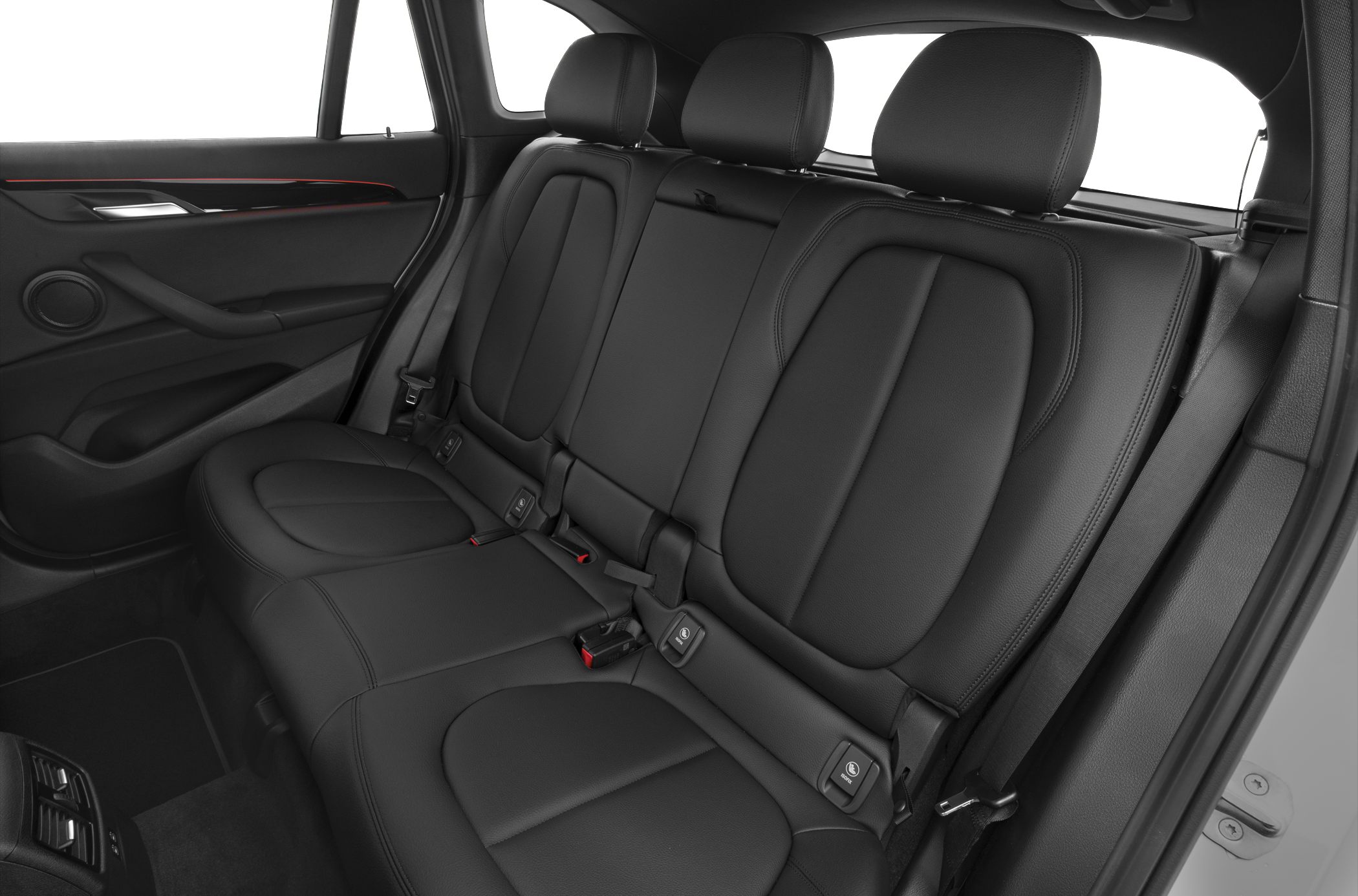 Black leather rear seat with three headrests and ISOFIX mounts