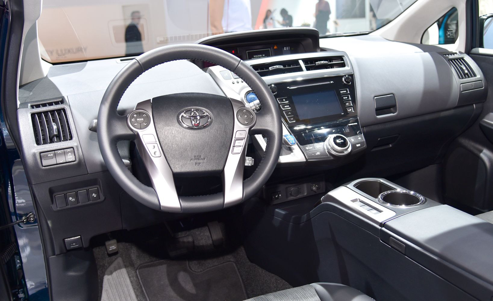 Multifunction steering wheel and dashboard with central infotainment display