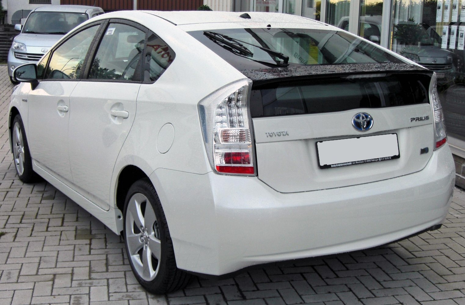 Rear view with split rear window and vertical taillights