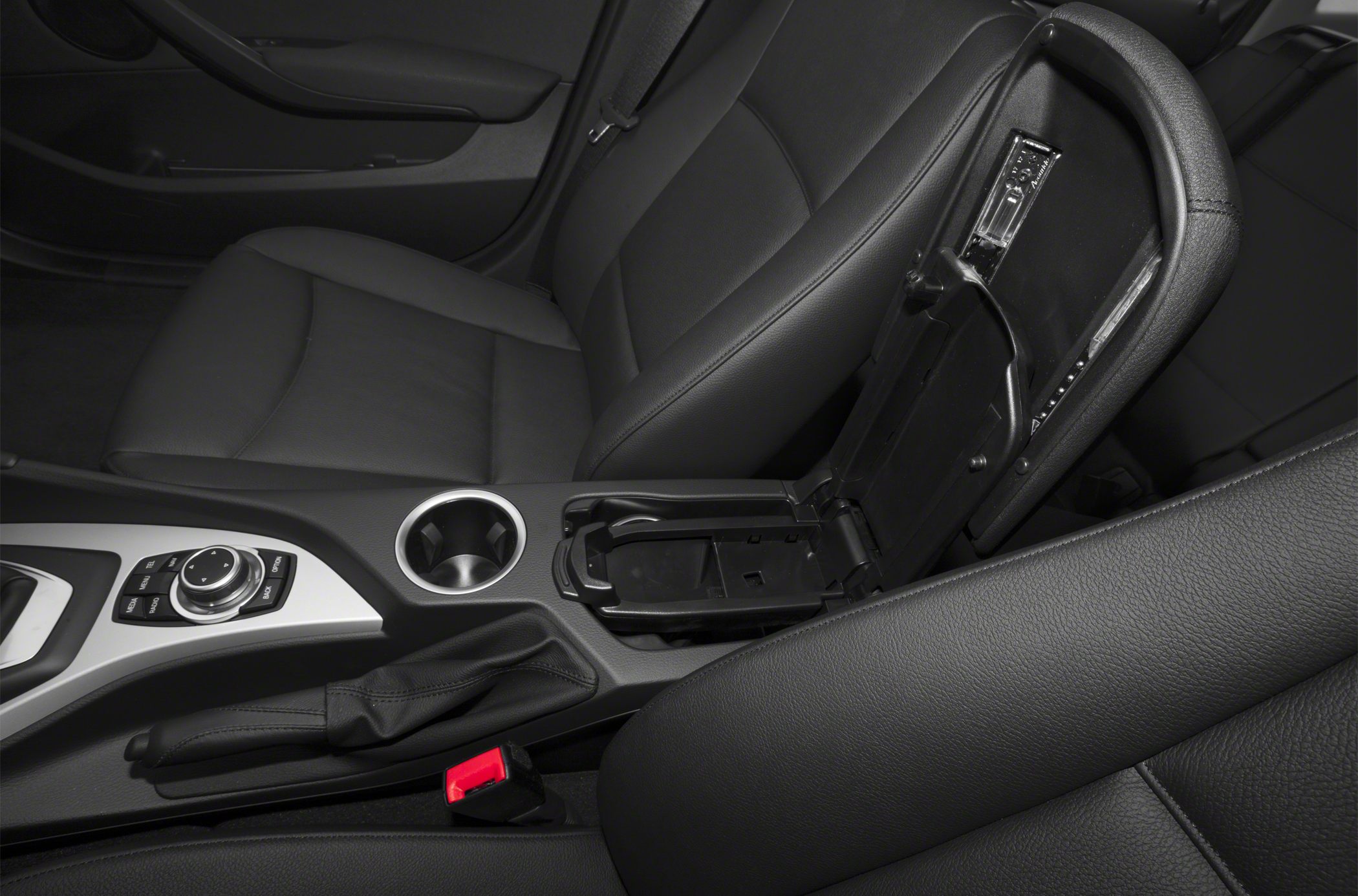 Leather seats and central console with control dial and armrest storage