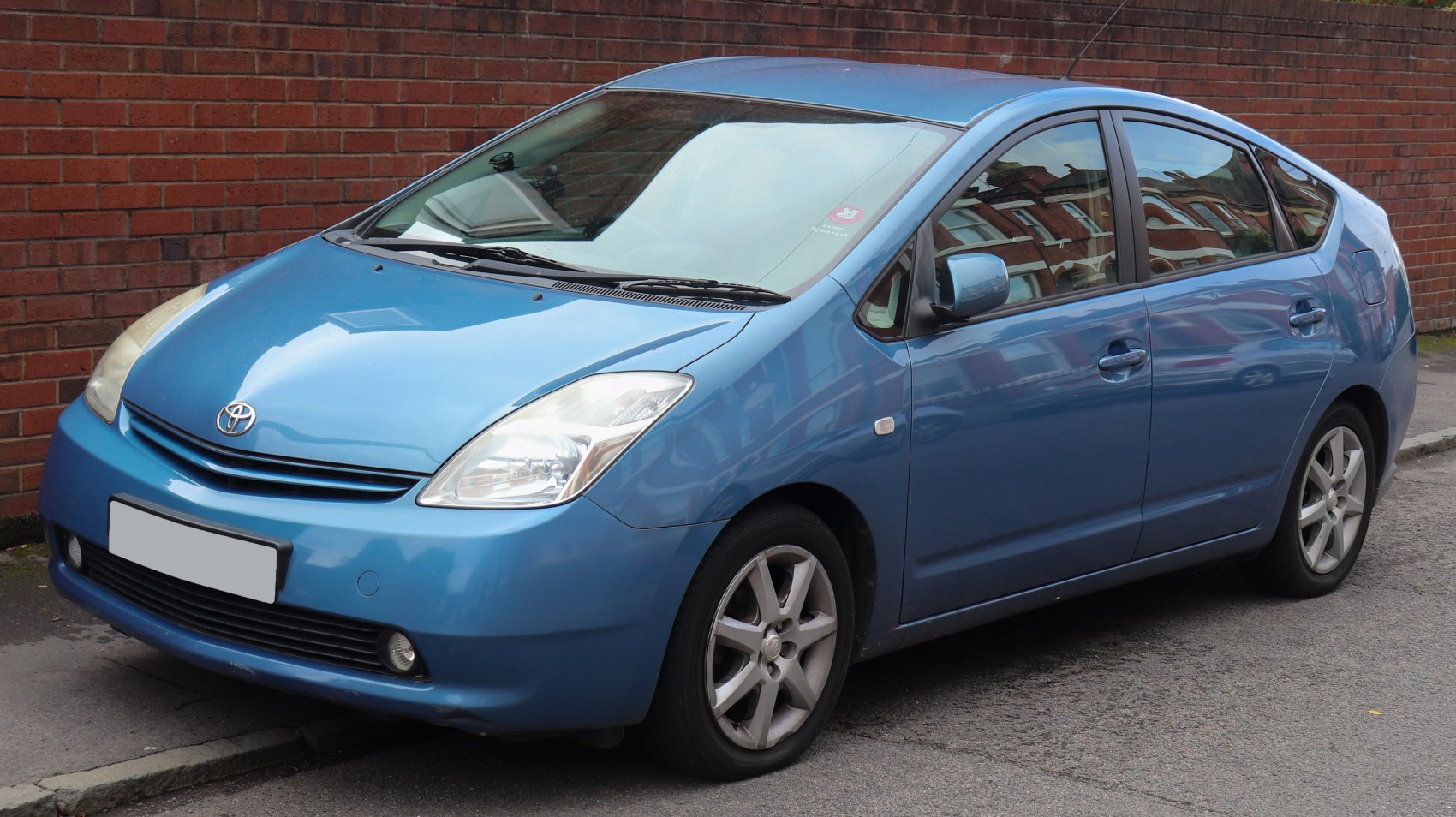 Hybrid hatchback with aerodynamic shape and alloy wheels