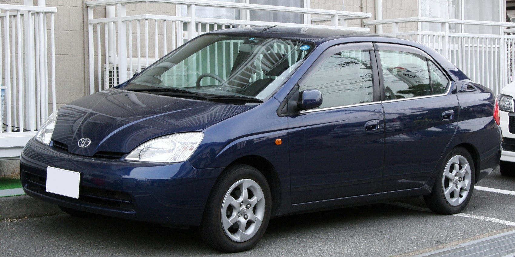 Aerodynamic hybrid hatchback with five-spoke alloy wheels side view