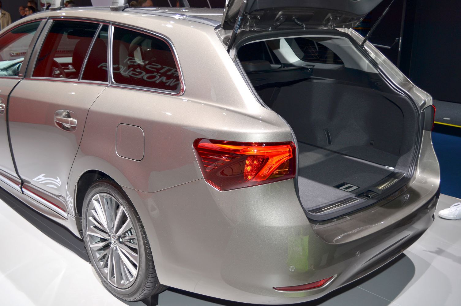 Rear open trunk and tail light design of a station wagon