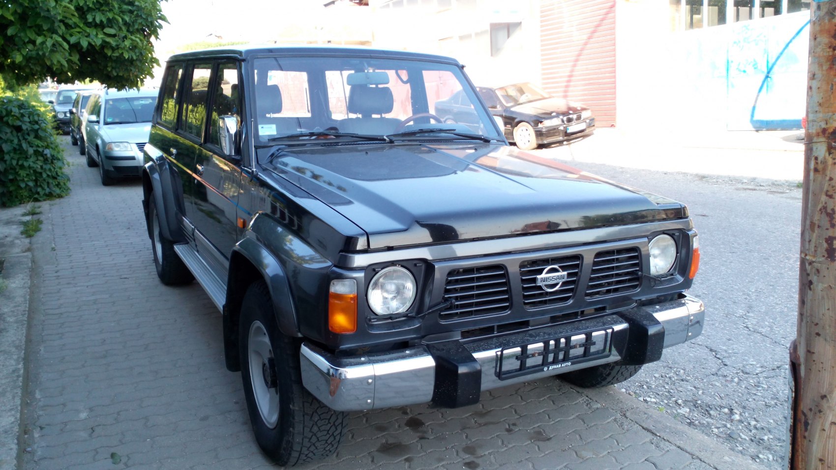 Boxy front grille and round headlights of a 5-door SUV