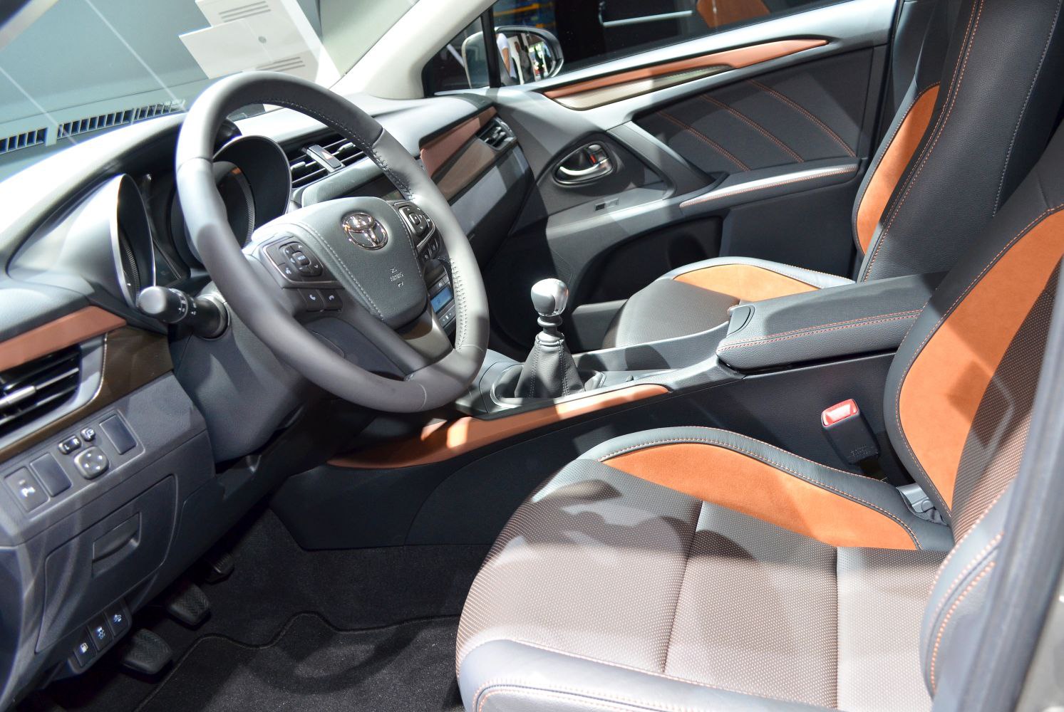 Steering wheel, brown-trimmed seats, manual gear shift