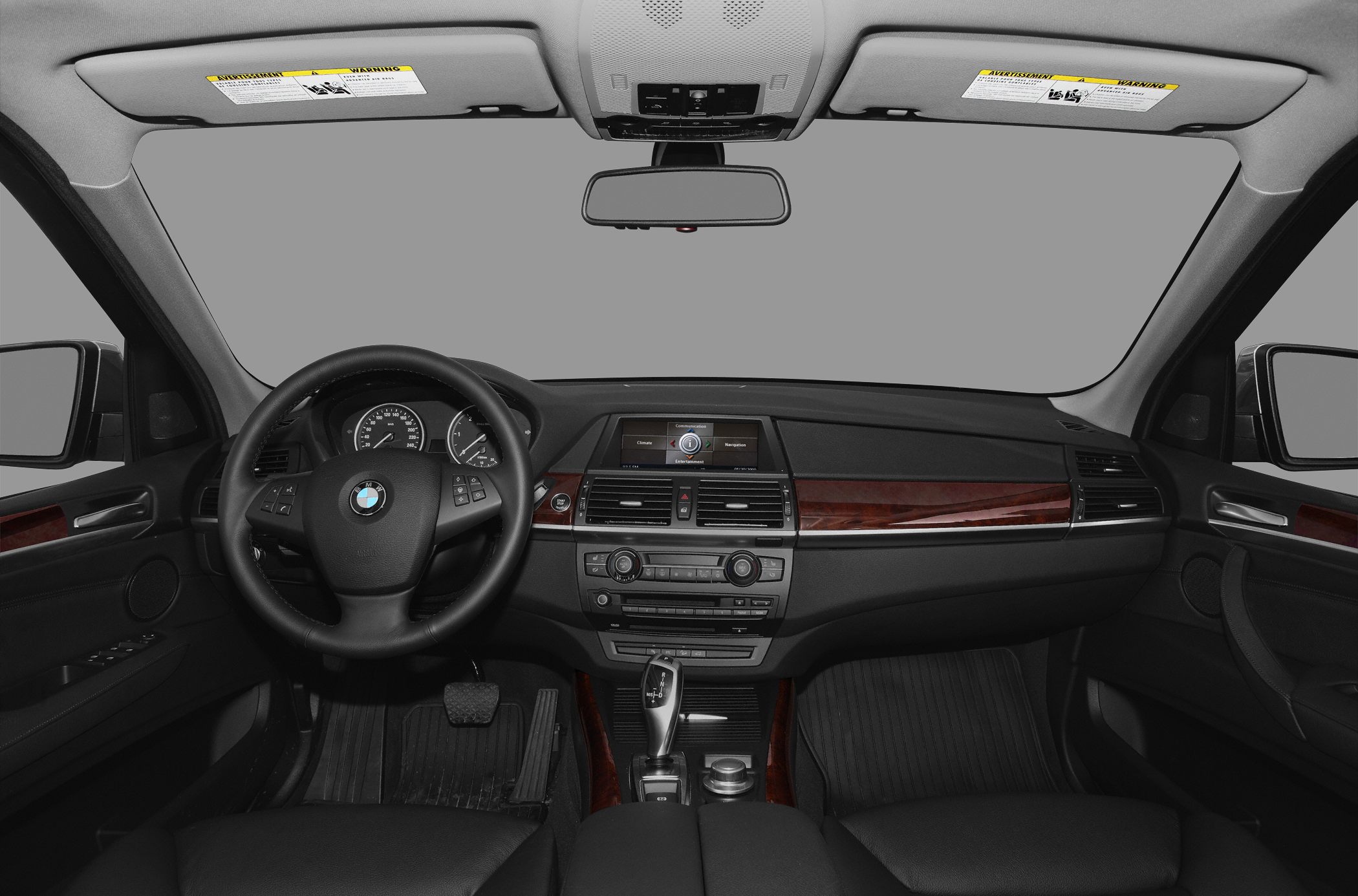 Steering wheel, dashboard with wood trim and digital display