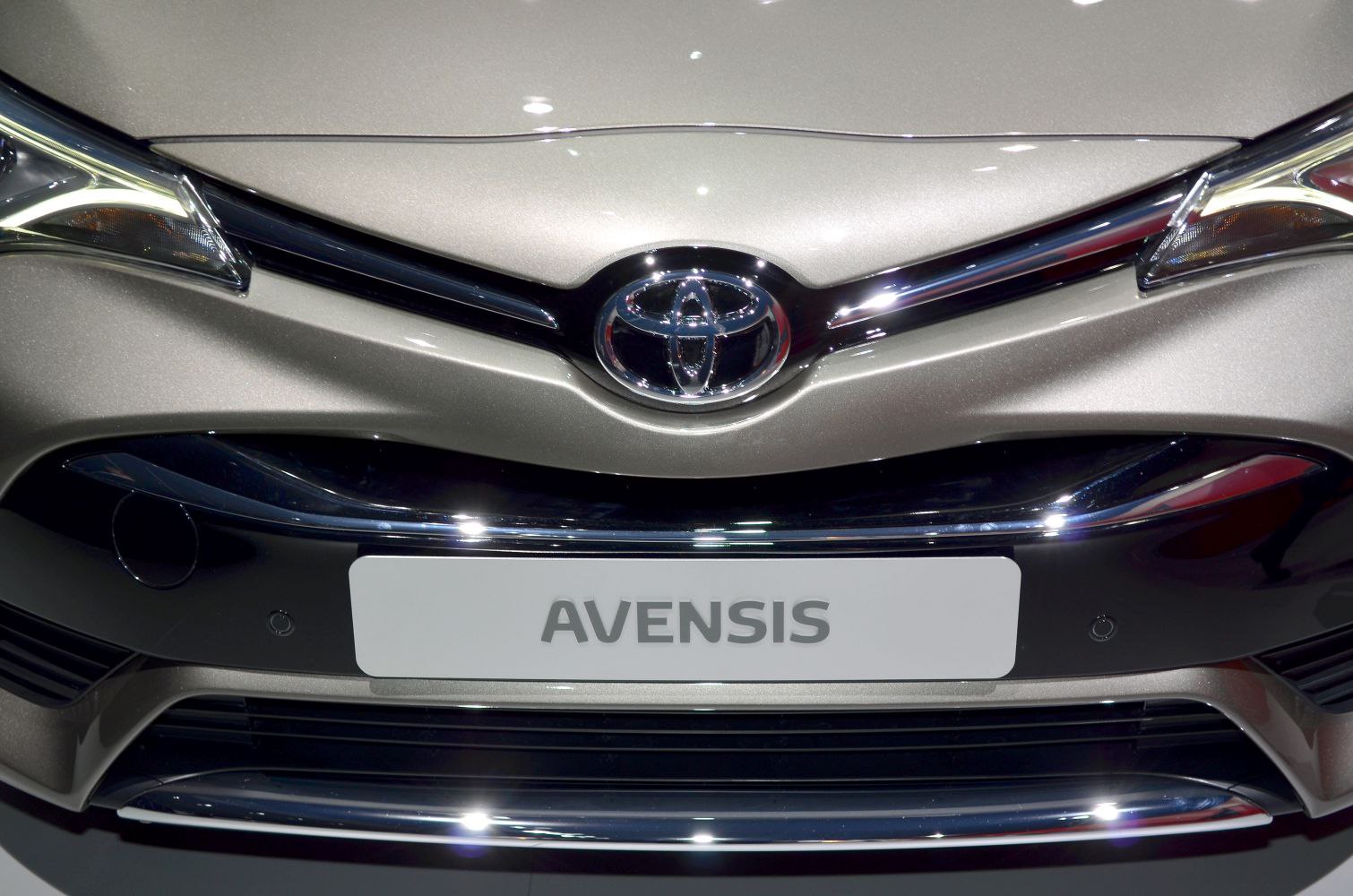 Close-up of front grille, emblem, and bumper trim.