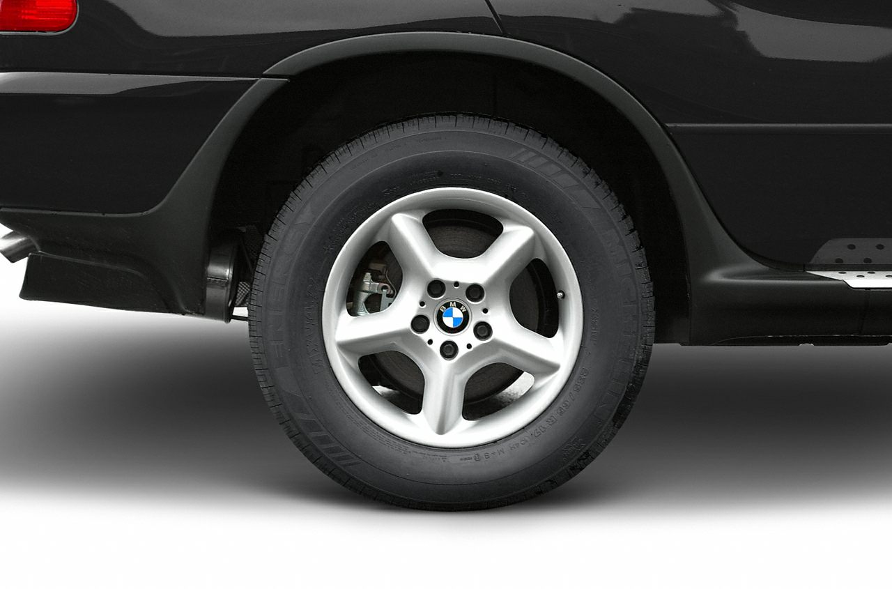 Five-spoke alloy wheel and rear side panel with exhaust and running board