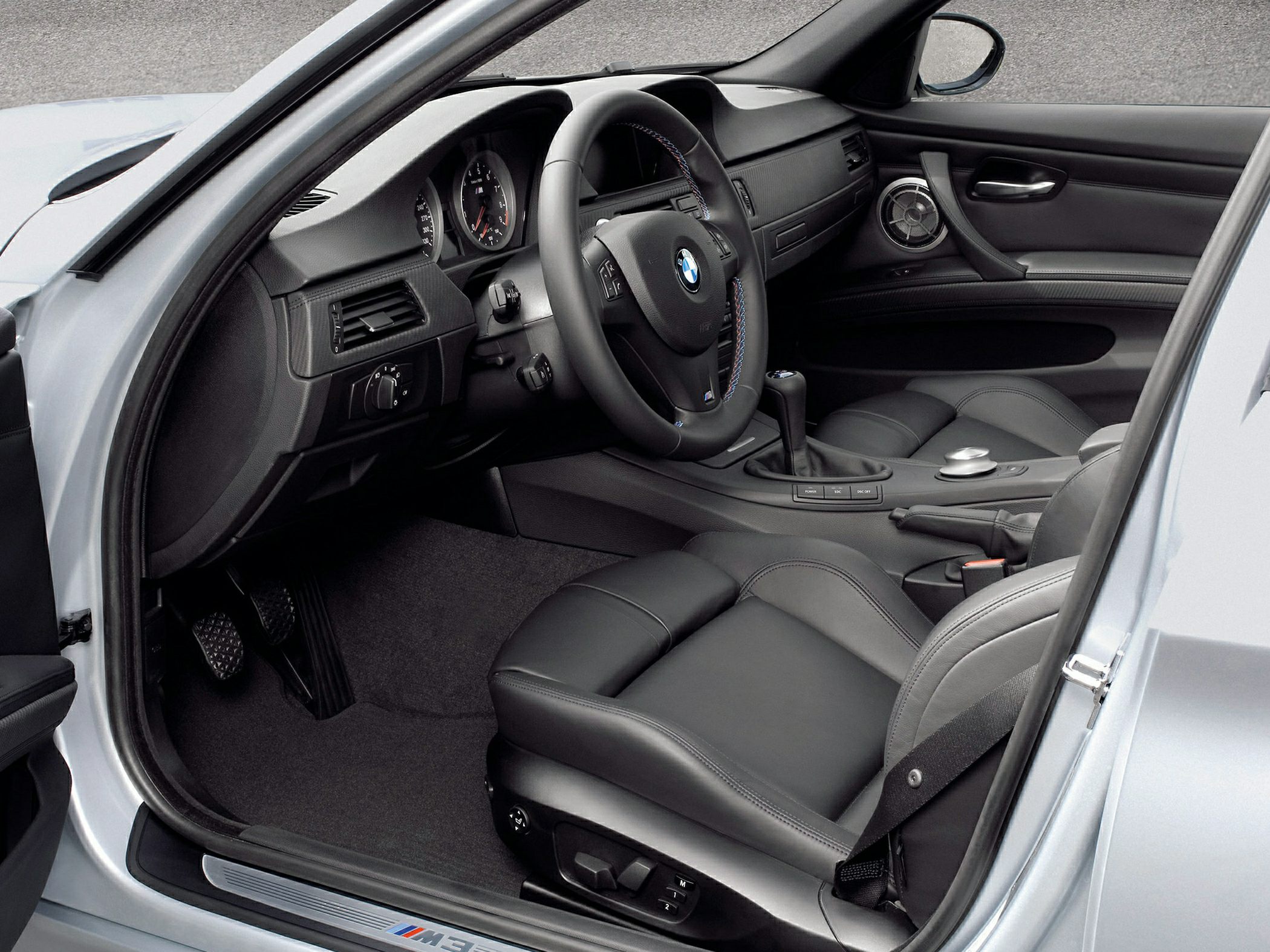 Sporty leather seats and detailed dashboard with steering wheel controls
