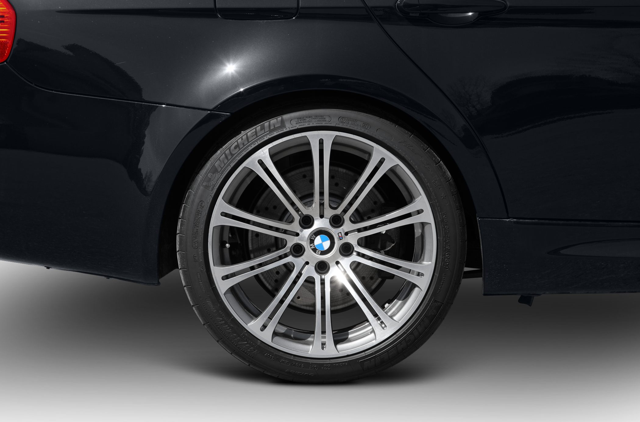 Alloy wheel with multi-spoke design and perforated brake disc