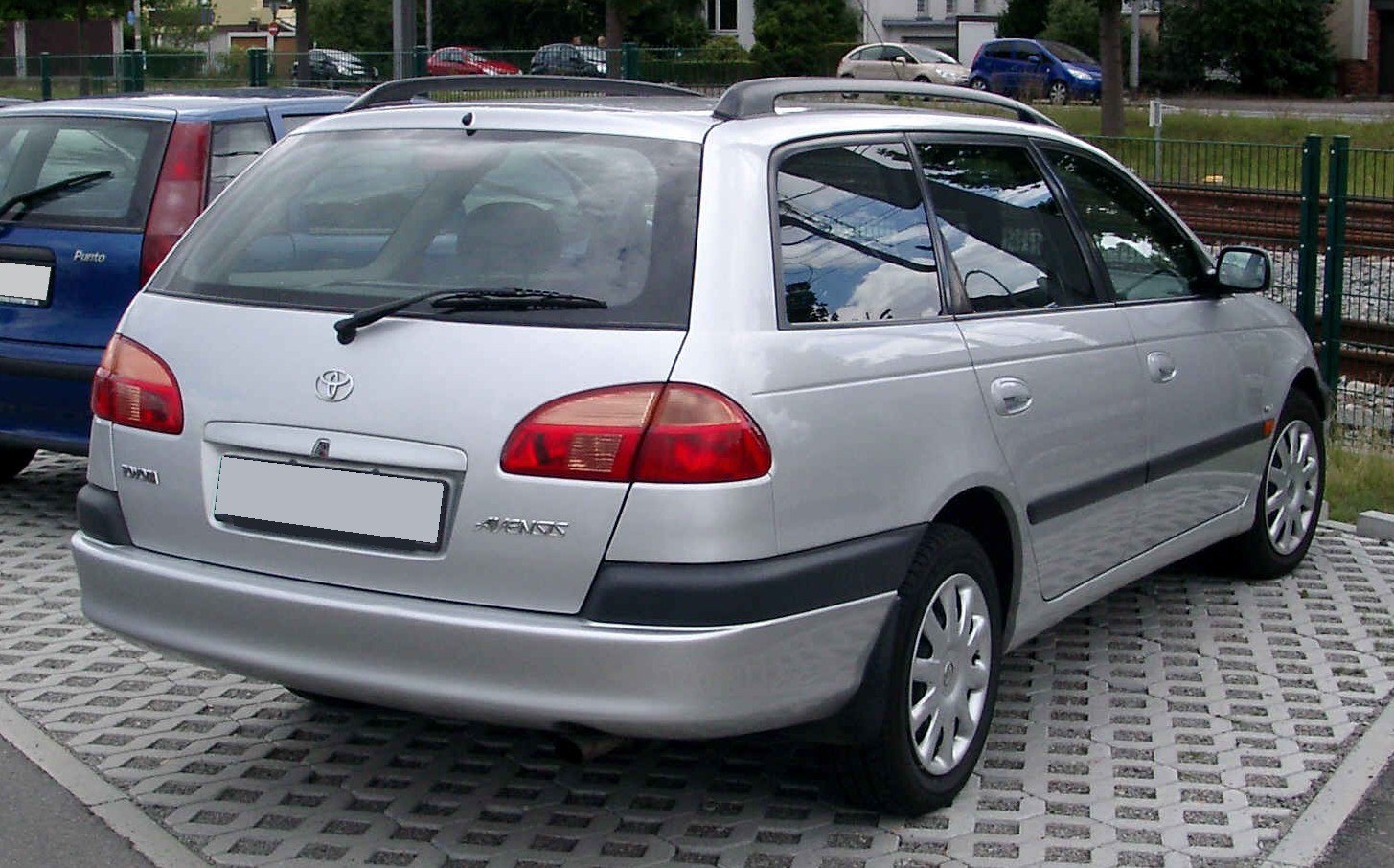 Rear view of silver station wagon with roof rails and rear wiper