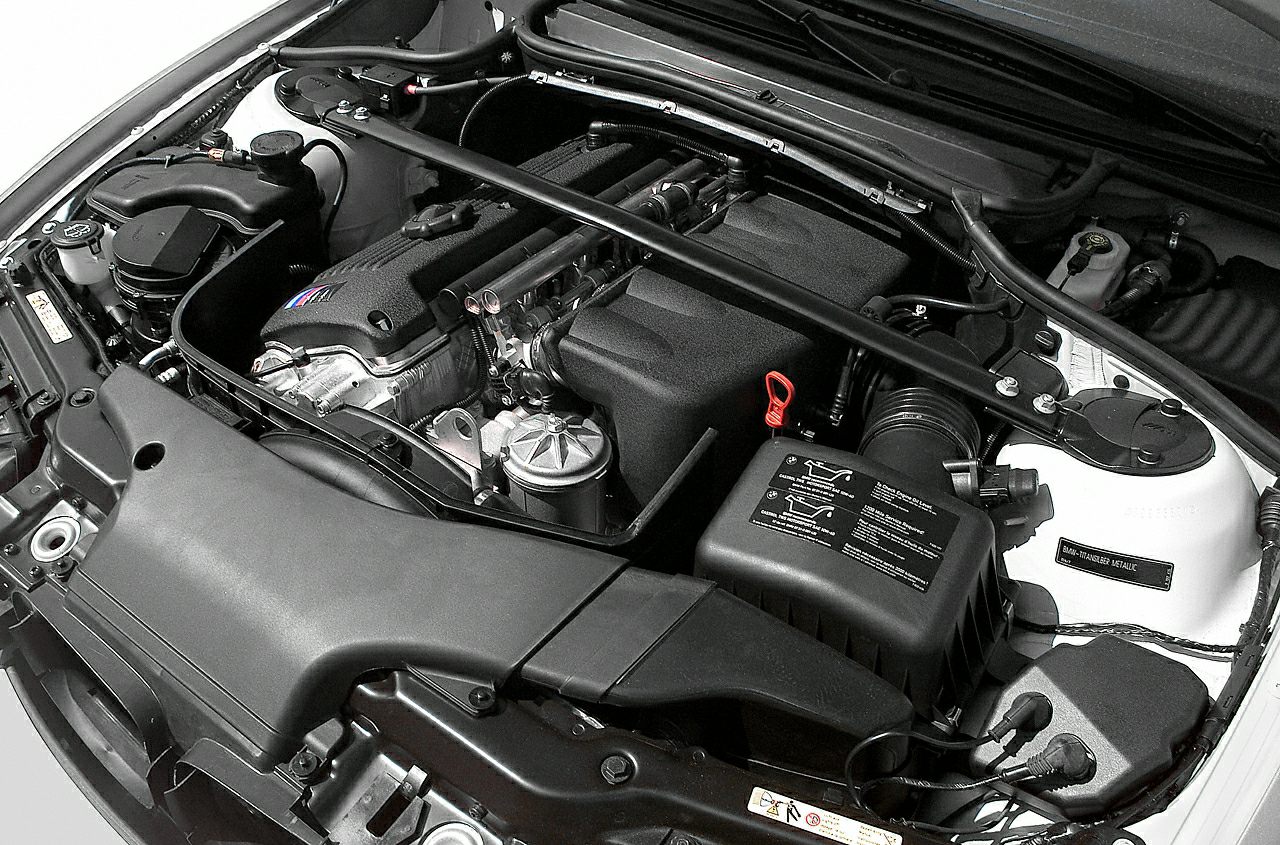 High-performance inline-6 engine with components in engine bay