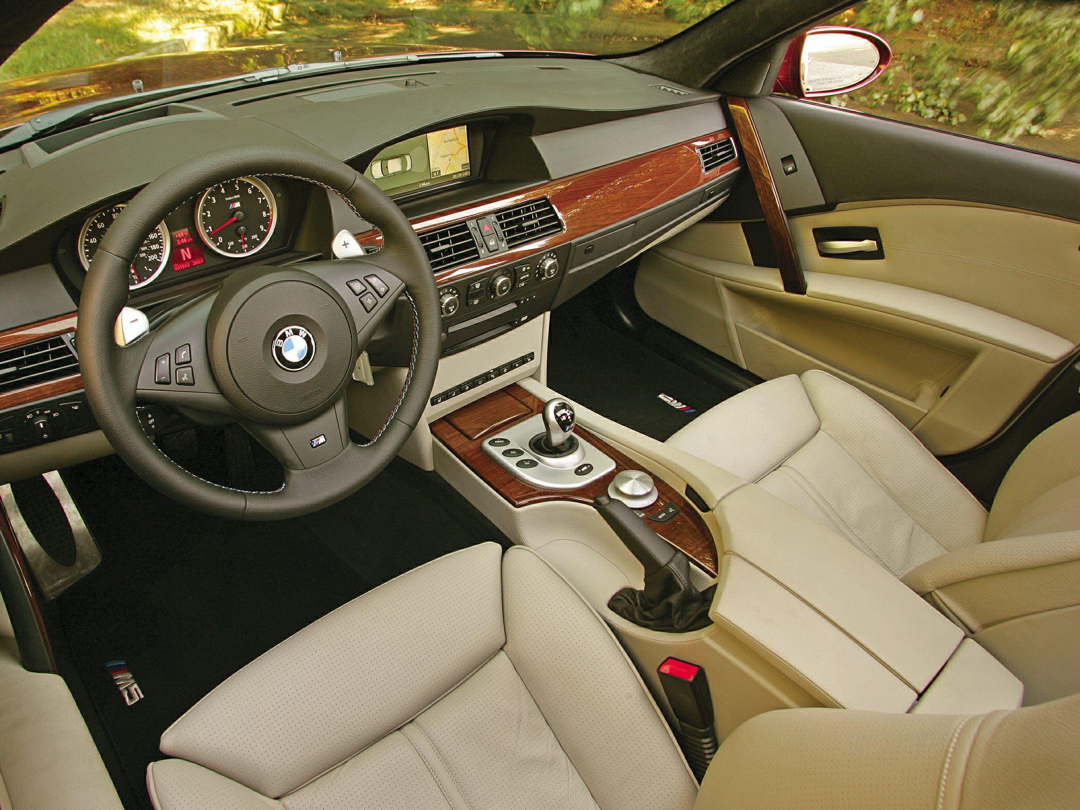 Sporty steering wheel with wood paneling and beige leather seats