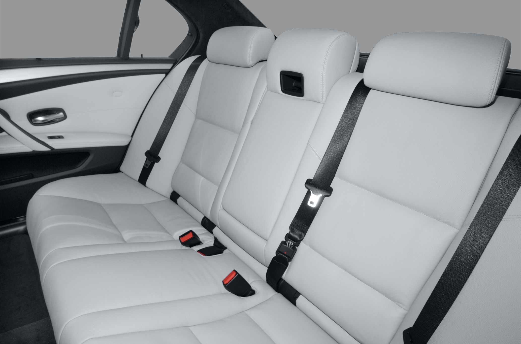 Light-colored rear seats with integrated seat belts and headrests