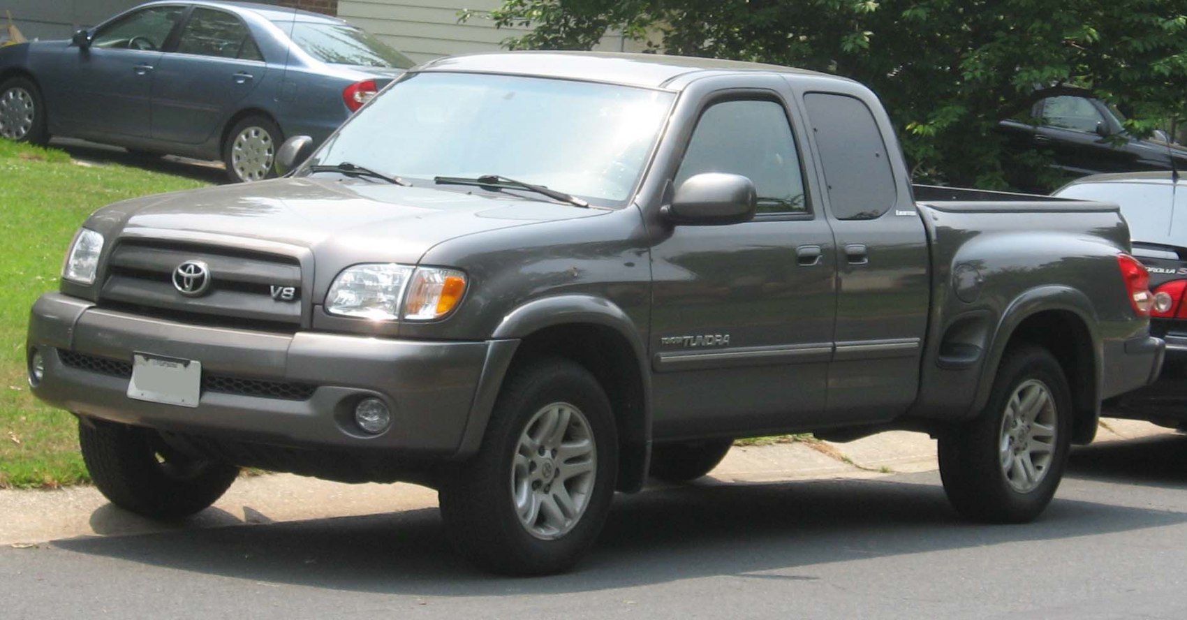 Mid-size pickup truck with V8 and access cab, facelifted front design