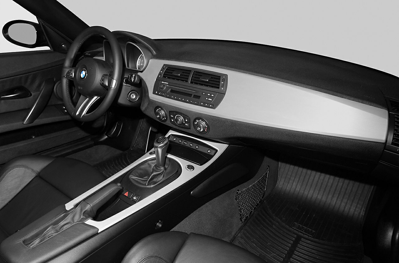 Dashboard, steering wheel, center console with manual gear shift and climate controls