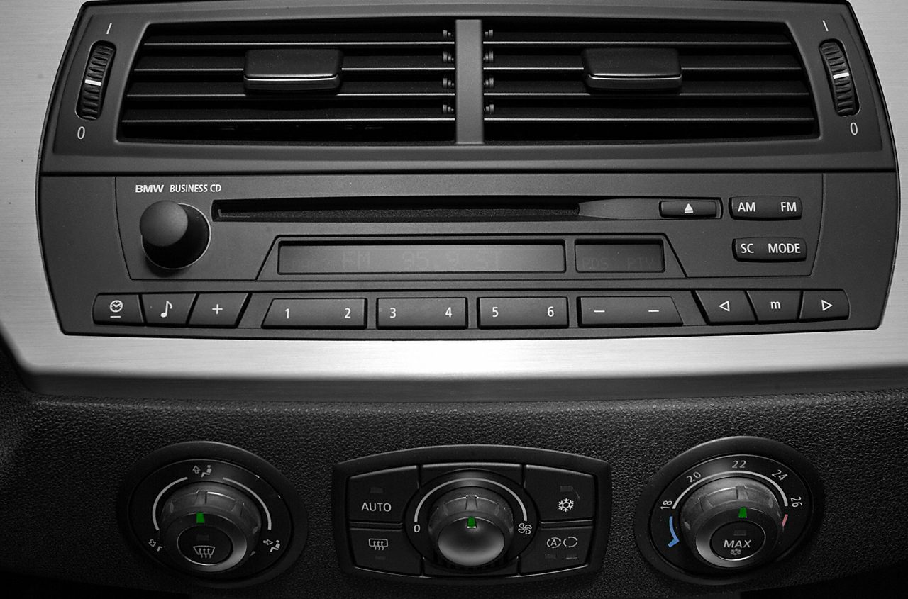 Dashboard radio and climate control knobs with air vents