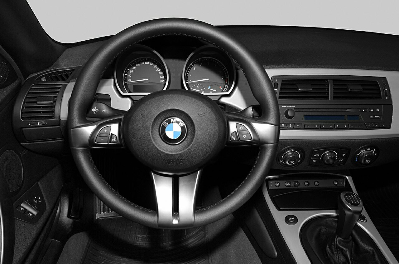 BMW Z4 E85 LCI 2006 dashboard and steering wheel interior