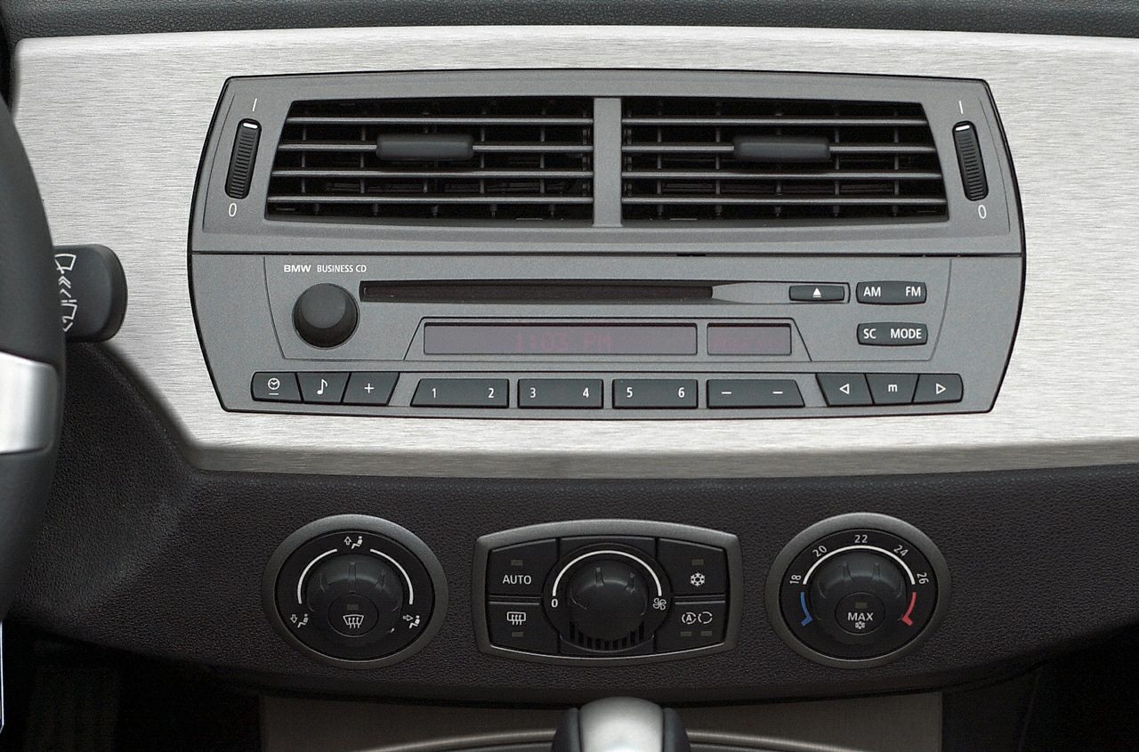 Dashboard audio system and climate control knobs in classic layout