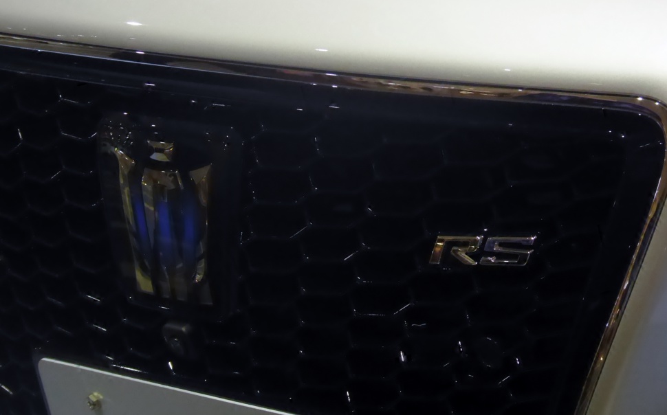 RS badge and crown emblem on hexagonal front grille
