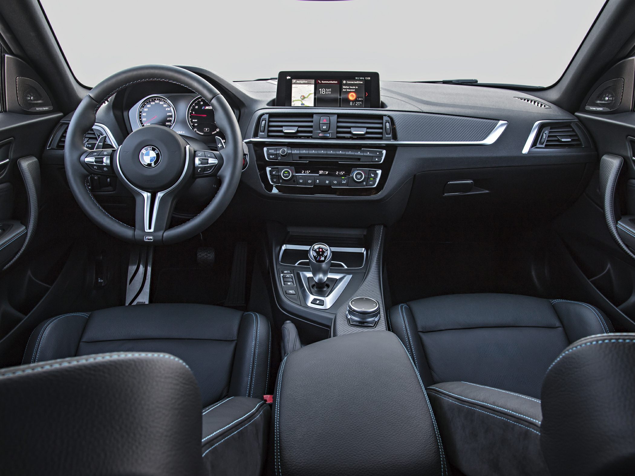 Dashboard, steering wheel, center console with manual gear shifter and digital display