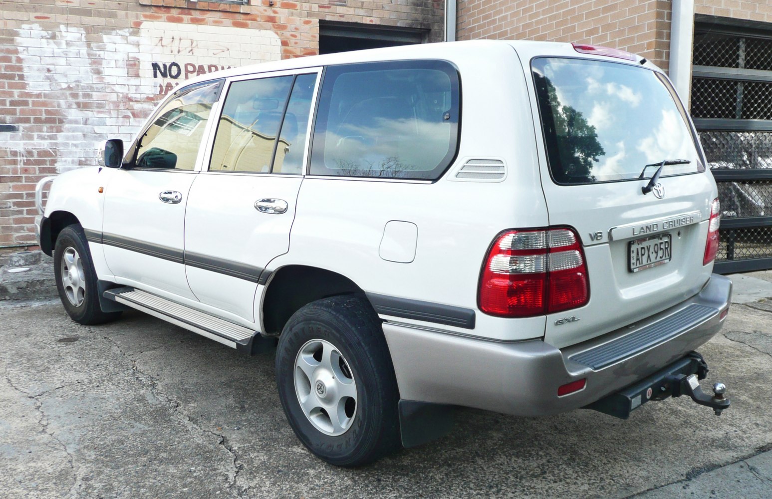 Rear three-quarter view of facelifted SUV with towing hitch