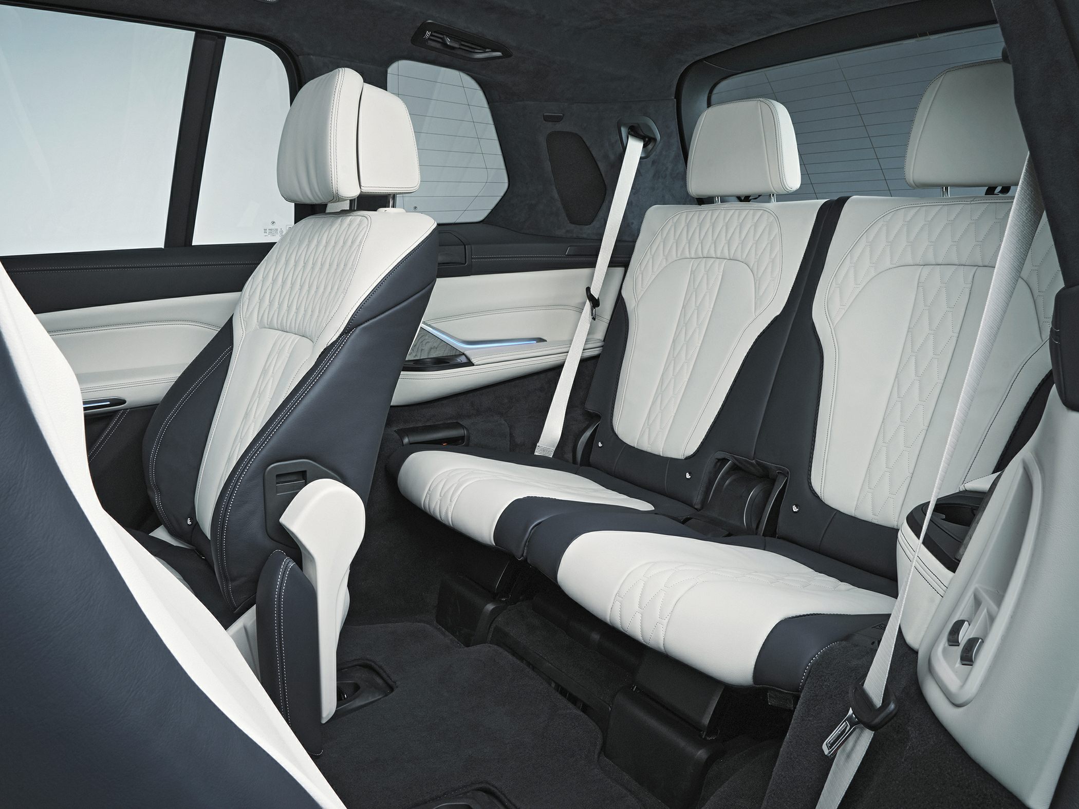 Quilted leather rear seats with seatbelts and armrest details