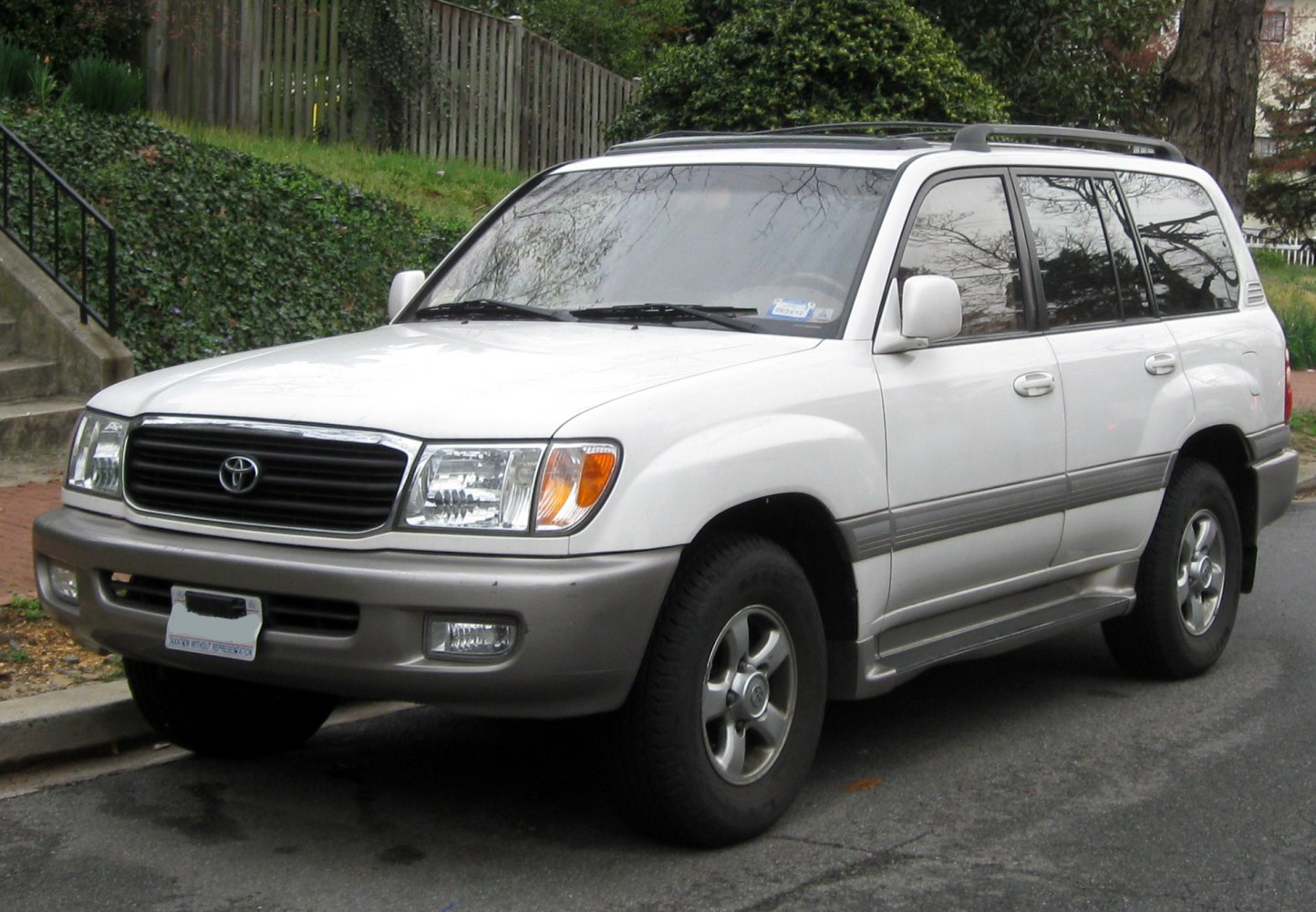 Front-side view of rugged SUV with roof rack and alloy wheels