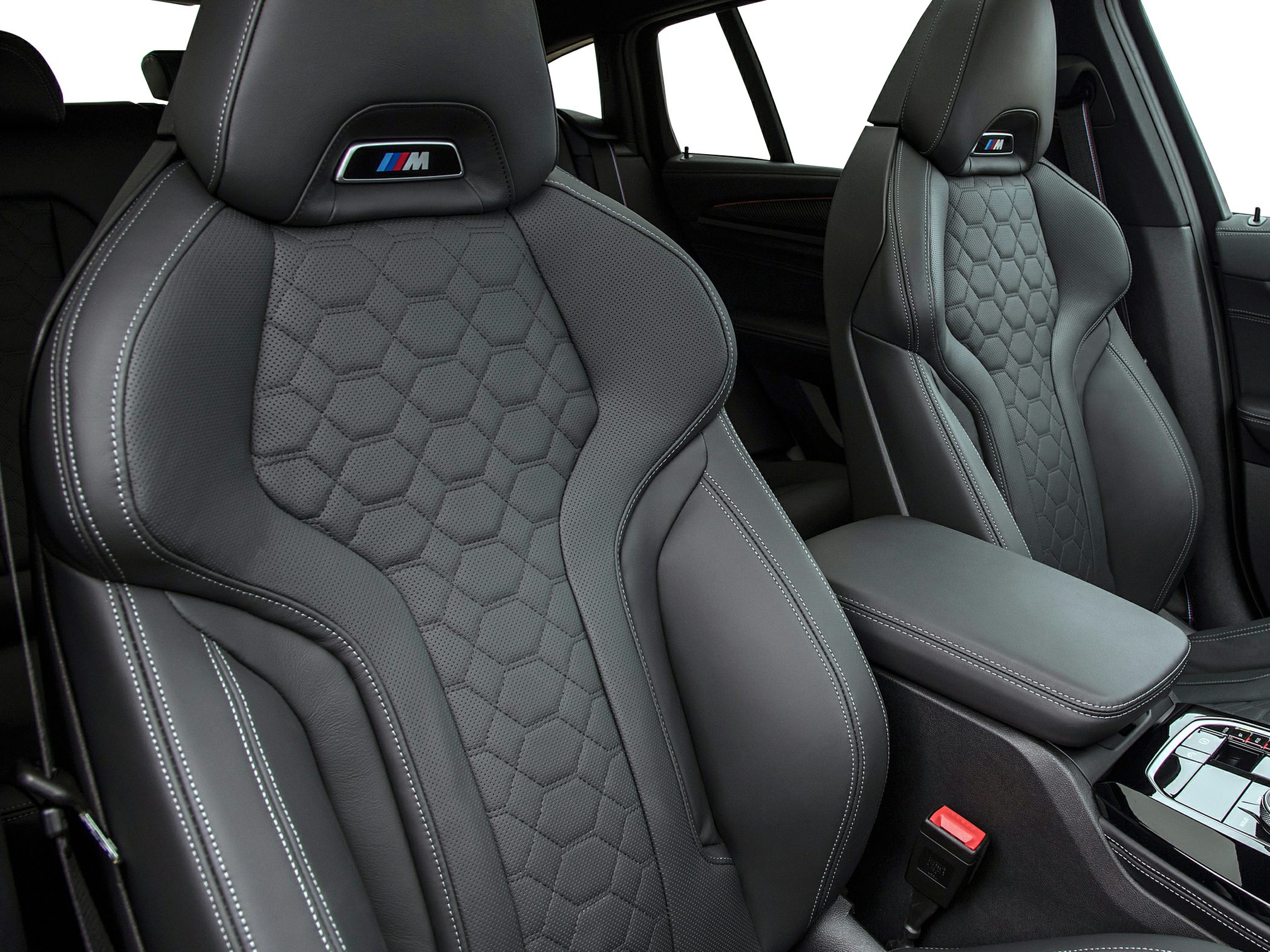 Sport seats with hexagonal stitching and M badges