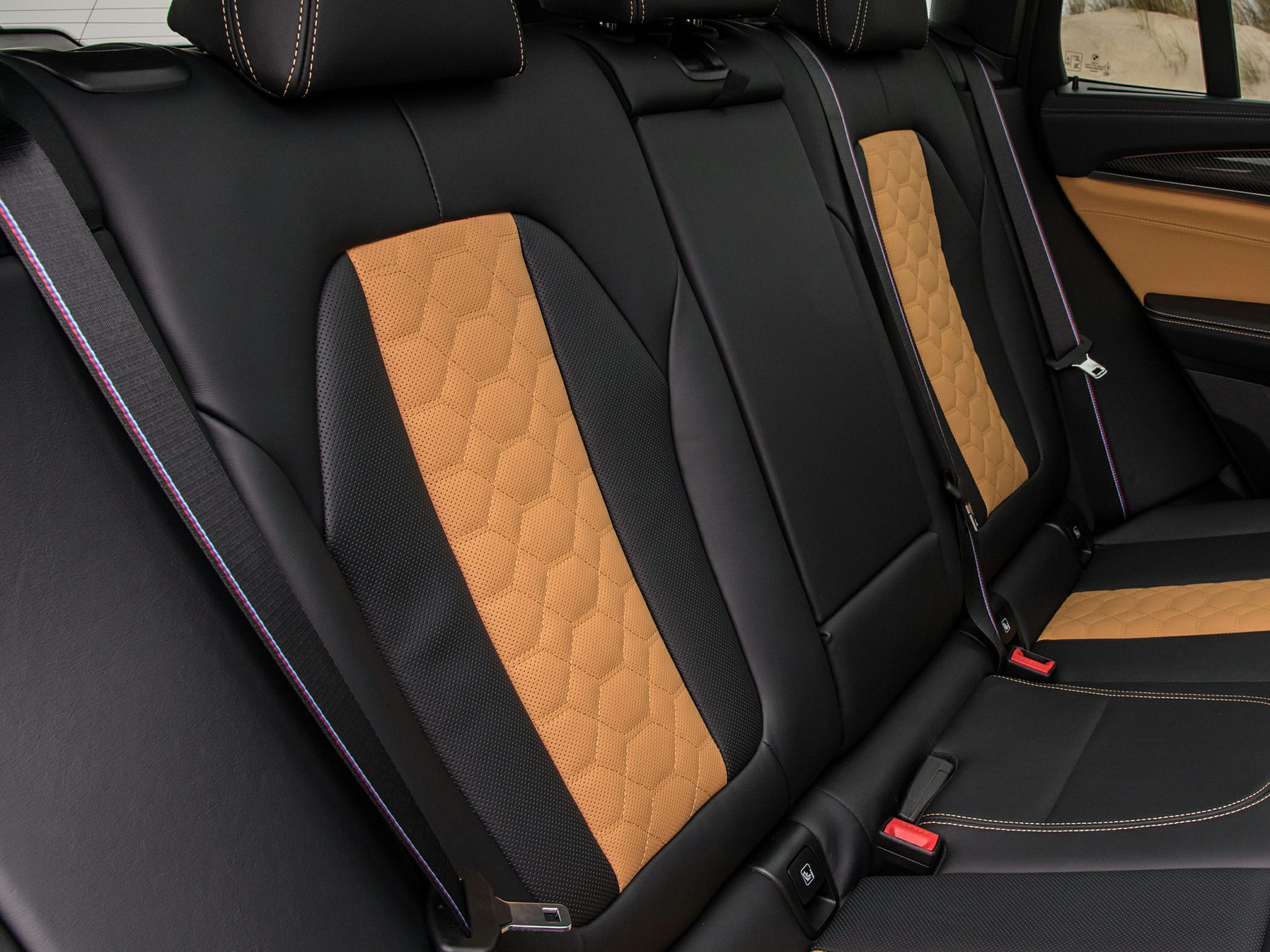 Rear seats with black and brown leather and hexagonal quilting
