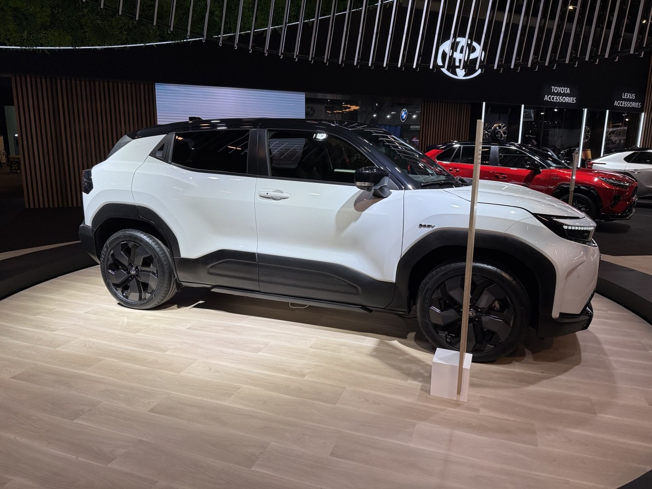 Side view of SUV with two-tone paint and black alloy wheels