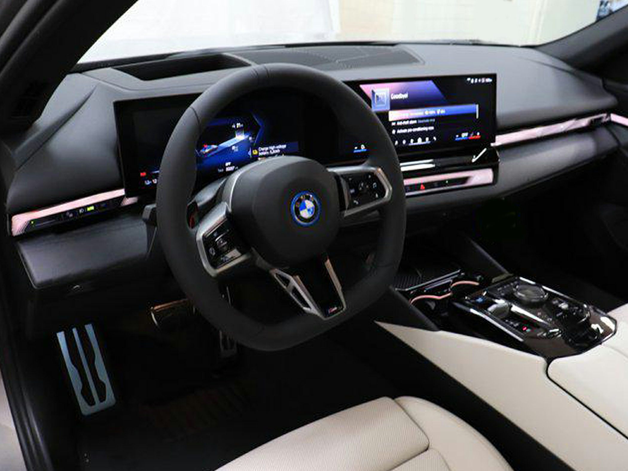 Digital dashboard and steering wheel with infotainment system