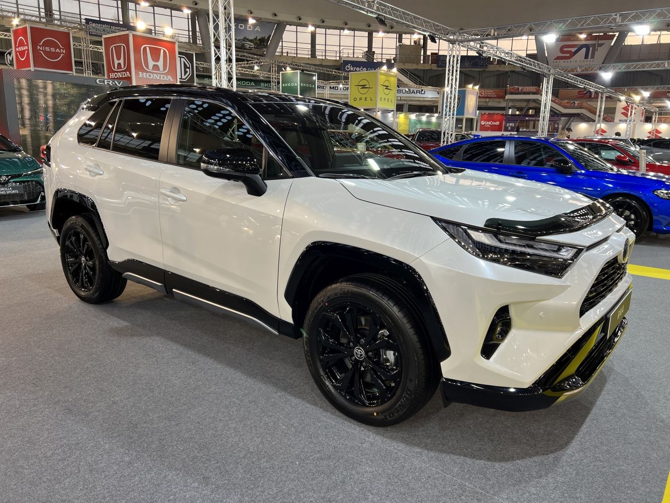 White SUV with black roof, black alloy wheels, and LED headlights
