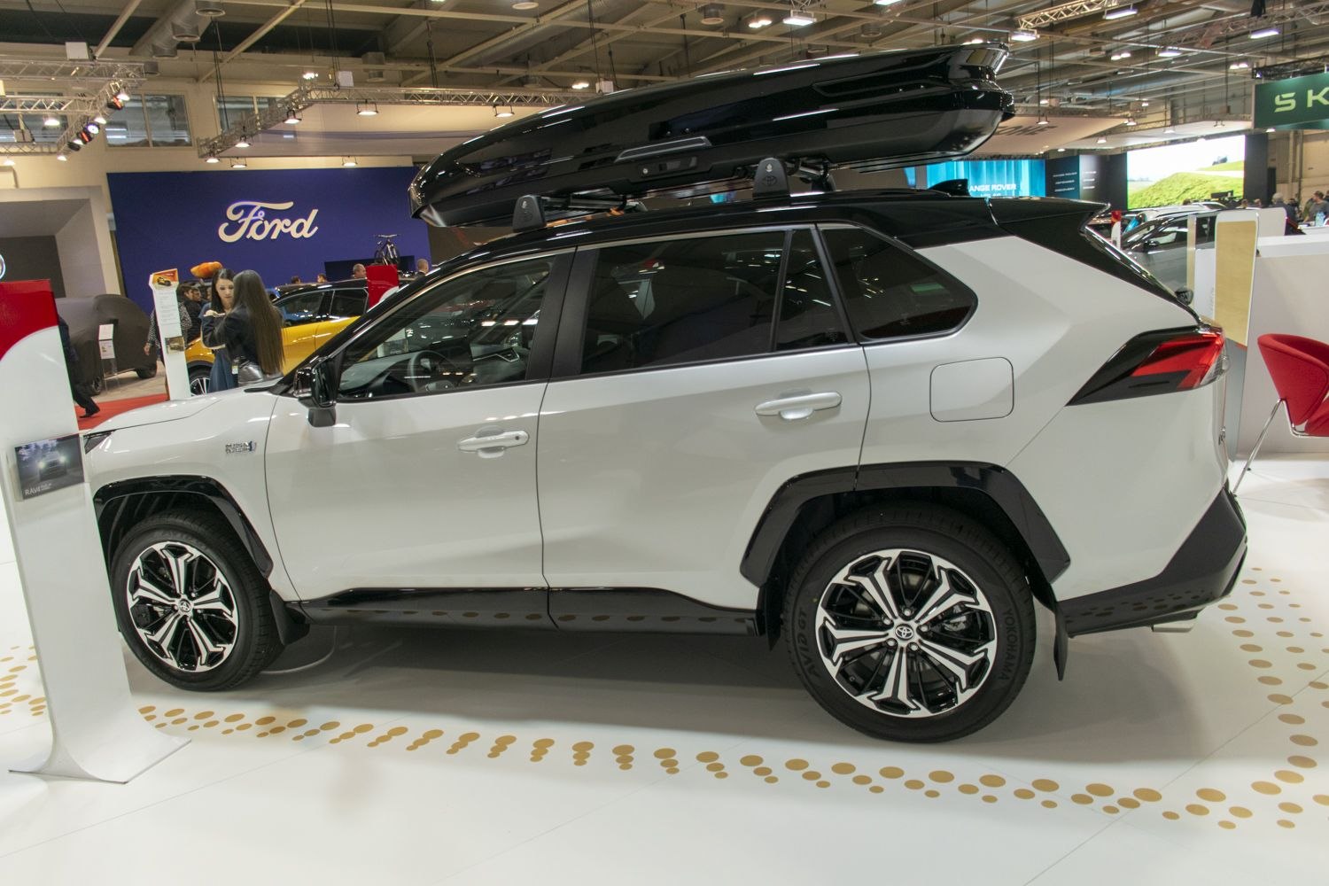 Side view of SUV with alloy wheels and roof cargo box