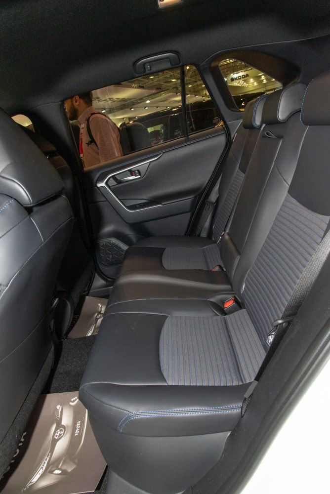 Spacious rear seat with mixed fabric and leather upholstery in modern design