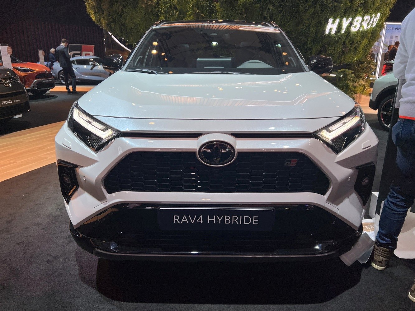 Front view with hexagonal grille and LED headlights