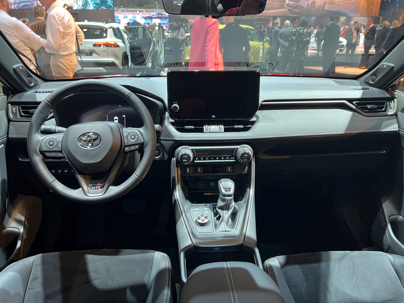 Steering wheel, digital display, center console with gear shift and controls