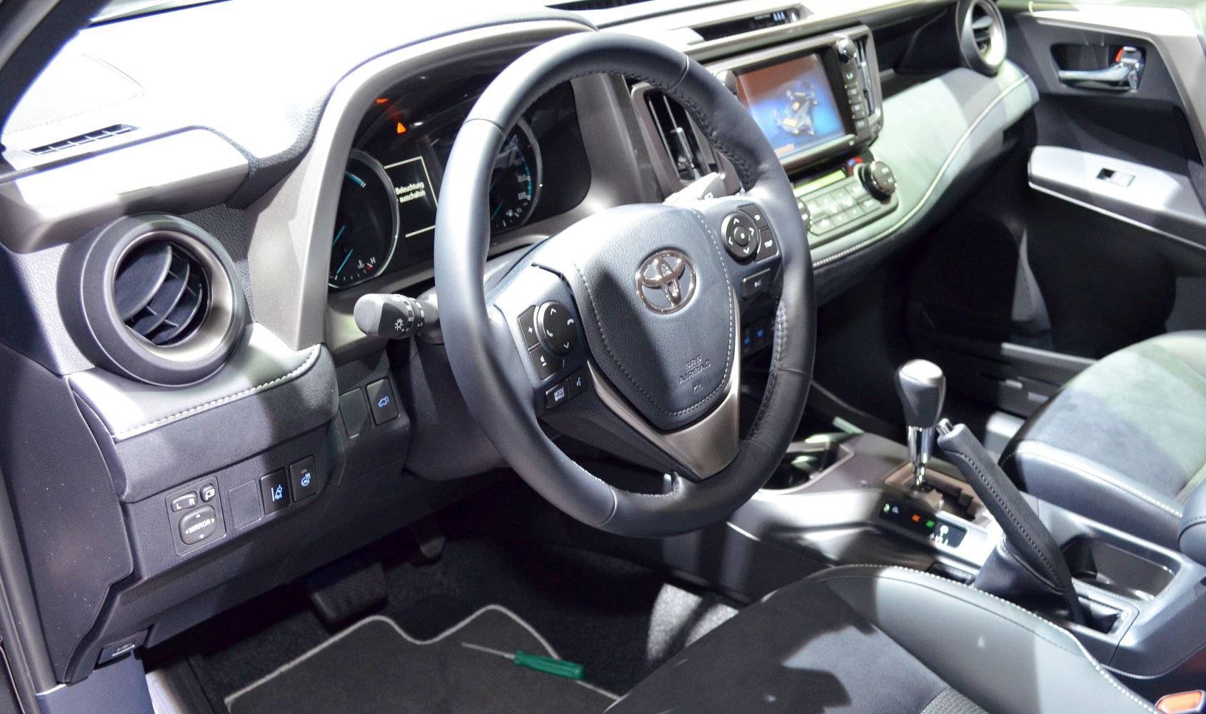 Steering wheel, dashboard, infotainment system, gear shift