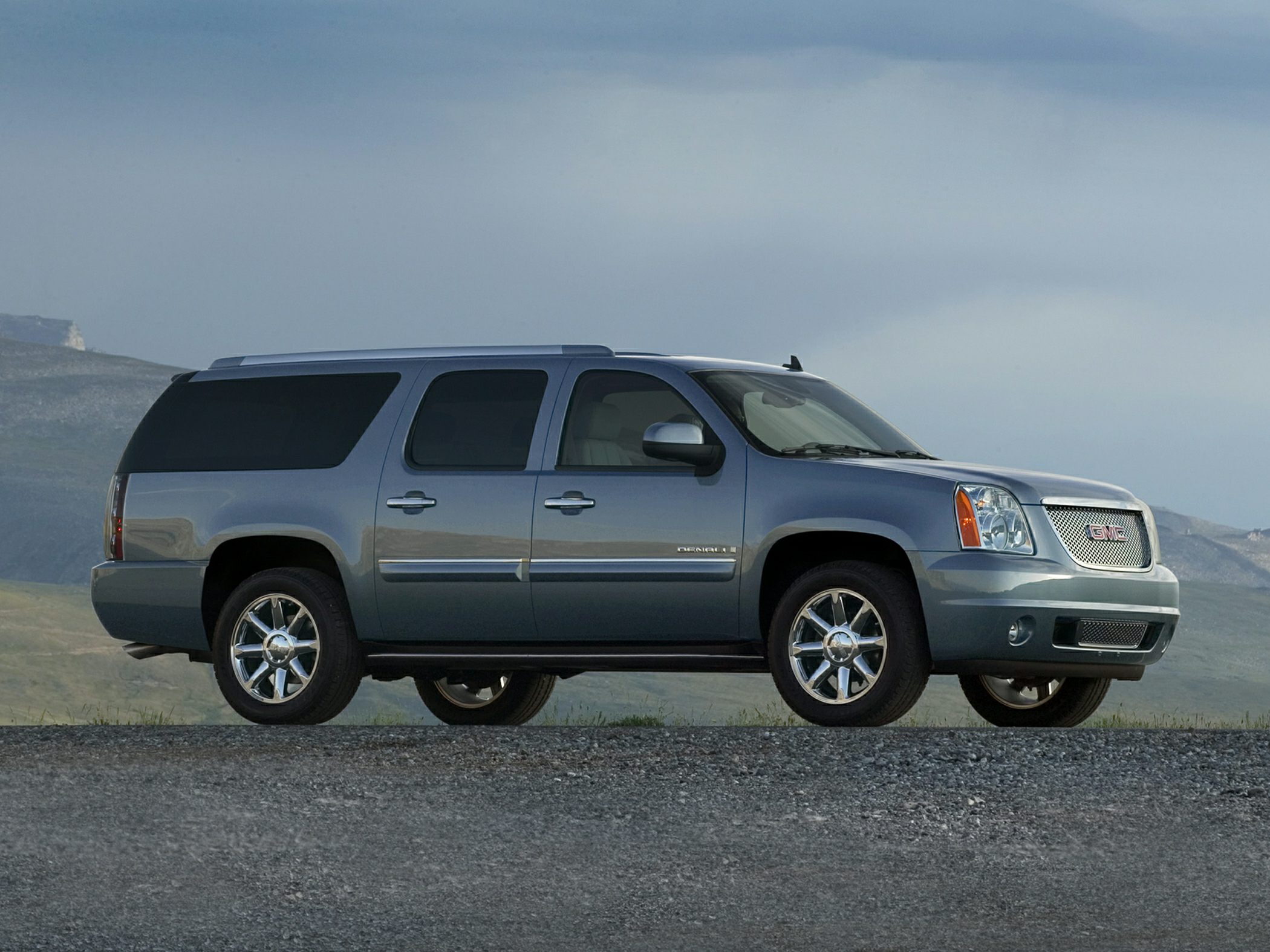 Extended full-size SUV side profile with chrome wheels